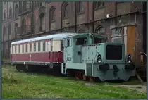 V15 1002 steht am 12.09.2015 mit einem Beiwagen im Magdeburger Handelshafen.