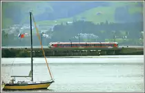 S40 nach Einsiedeln auf dem Damm von Rapperswil. (10.09.2015)