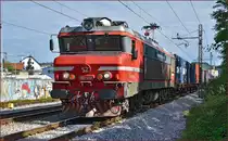 SŽ 363-013 zieht Containerzug durch Maribor-Tabor Richtung Koper Hafen. /8.9.2015