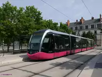 Tram Divia-1009 unterwegs auf Ligne 1 nach Dijon-Gare.
Seit Ende 2012 gibt es in Dijon wieder ein Straßenbahnnetz, das aus zwei Linien besteht.
2015-06-08  Dijon-République 