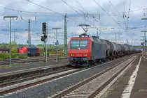 Eine Lok der BR 145 durchfährt den Bahnhof Wabern mit Kesselwagen. - 14.09.2015