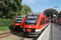 Hier links 648 452-0 als RE74 (RE21212) von Kiel Hbf. nach Husum und rechts 648 831-5  Ascheberg  als RB73 (RB21960) von Kiel Hbf. nach Eckernf�rde, diese beiden Triebz�ge begegneten sich am 15.9.2015 in Kiel Hbf.