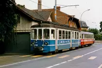 TPC/AOMC/BLT: Regionalzug Aigle-Monthey mit dem Be 4/4 103 (ehemals BTB) und einem B4 auf der alten Strassenbahnstrecke bei Aigle im August 1986. Noch immer trägt der Triebwagen 103 den blauen BLT/BTB Anstrich. Durch die Umstellung der BLT von Bahn- auf Strassenbahnbetrieb im Jahre 1984 wurden verschiedene BLT-Fahrzeuge überzählig. Ein grosser Teil dieser Motor- und Steuerwagen wurde damals von der ASD und der AOMC übernommen, wo sie nach diversen Anpassungen und Umlackierungen noch im Jahre 2015 im täglichen Einsatz stehen.
Foto: Walter Ruetsch