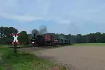 Döllnitzbahn: 99 1574-5 mit PmG vor Naundorf (bei Oschatz) zum „130 Jahre Schmalspurbahnstrecke Oschatz – Mügeln Jubiläum“ 13.09.2015