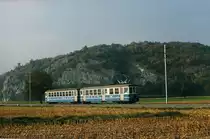 TPC/AOMC/BLT: Als die AOMC noch  im blauen Kleid  unterwegs war. Regionalzug Aigle-Monthey mit einem ehemaligen BLT/BTB-Pendelzug zwischen Ollon und Monthey im August 1986. Durch die Umstellung der BLT von Bahn- auf Strassenbahnbetrieb im Jahre 1984 wurden verschiedene BLT-Fahrzeuge überzählig. Ein grosser Teil dieser Motor- und Steuerwagen wurde damals von der ASD und der AOMC übernommen, wo sie nach diversen Anpassungen und Umlackierungen noch im Jahre 2015 im täglichen Einsatz stehen.
Foto: Walter Ruetsch