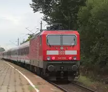 143 250-9 mit 70110 von Rostock Hbf nach Warnem�nde bei der Durchfahrt am 16.09.2015 im Haltepunkt Rostock-Holbeinplatz.