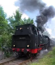 Der Sonderzug bestehend aus der Crailsheimer 064 419-5 und den Donnerbüchsen des Museumseisenbahnclubs Losheim ist von Dillingen nach Limbach unterwegs. Nach dem Wasserfassen in Schmelz wird der Regler für die Weiterfahrt nach Limbach geöffnet. 09.06.2013 - Bahnstrecke 3274 Wemmetsweiler - Nonnweiler (Primstalbahn)
