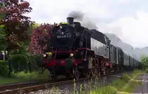 Kurz vor dem ehemaligen Bahnhof in Schmelz verlangsamt 064 419-5 mit ihren Sonderzug nach Dillingen Saar ihre Fahrt! Es steht ein kurzer Halt bevor und ein BÜ muss gesichert werden. 09.06.2013 Bahnstrecke 3274 Wemmetsweiler - Nonnweiler (Primstalbahn)