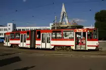 TATRA T4 mit der Nummer 1177 ex Erfurt am 19.08.2015 in Lviv. Fotografiert an der Wendeschleife am Hauptbahnhof. Im Hintergrund das Dach eines kleinen Kaffees, welches in die Mitte der Wendschleife gebaut ist.