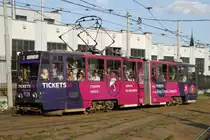 TATRA T4 mit der Nummer 1124 am 19.08.2015 in Lviv. Fotografiert an der Wendeschleife am Hauptbahnhof. Tickets UA Werbung.