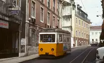 Der  Ligeiro  485 der Lissaboner Straßenbahn ist im April 1984 auf der Linie 24 eingesetzt. Die Fahrzeuge erhielten zwischen 1952 und 1964 neue Wagenkästen auf den Fahrgestellen älterer Triebwagen und wurden bis 1992 ausgemustert. Diese Linie, die vom Carmo über Campolide zur Rua da Alfandega führte, wurde 1995 eingestellt.