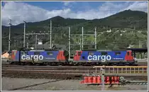 420 170-3 und 420 307-1 bei einer ausserordentlich warmen Föhnstimmung in Landquart. Über dem Dorf Mastrils erhebt sich der Pizalun. (17.09.2015)