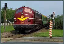 My 1151 der CLR bespannt am 12.09.2015 einen der Pendelzüge auf der Magdeburger Hafenbahn. Auf der Rückfahrt zum Handelshafen passiert der Zug an der Havelstraße in Magdeburg einen inzwischen äußerst seltenen Bahnübergang der Bauform HL-64 aus den 1960er Jahren. Diese Bauform zeichnet sich im Gegensatz zu den noch recht weit verbreiteten Anlagen der Regelbauform aus späteren Jahren durch abweichende Überwachungssignale (ohne die gelben Optiken) aus, welche unmittelbar vor dem BÜ stehen. Die Wecker wurden bei dieser Anlage noch oberhalb des Andreaskreuzes montiert, bei der Regelbauform befinden sie sich unterhalb. Durch Streckenstillegungen und das  Blinklichtprogramm  zum Umbau der ostdeutschen Bahnübergänge sind inzwischen nur noch sehr wenige Anlagen dieser Bauform in Betrieb.