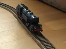 Bayrische Gt 2x4/4 5773 von Märklin die leider nicht ganz dem Orginal entspricht. Das Orginal war eine Lok der zweiten Serie (96 023?) Baujahr 1923 und wahrscheinlich mal als Messeobjekt im blauen Fotoanstrich lackiert. 1926 erfolgte ein Umbau der folgende Arbeiten umfasste welche auch beim Modell teilweise vorhanden sind:

Hochdruck-Zylinder von 520 mm auf 600 mm Durchmesser erweitert
Blasrohr tiefer gesetzt und Durchmesser erweitert
Schornstein im Durchmesser erweitert und etwas verkürzt
Verringerung der Heiz-/ Erhöhung der Rauchrohrzahl
Verringerung der Gesamtrohrheizfläche
Vergrößerung der Überhitzerheizfläche
Einbau eines Oberflächenvorwärmers vor dem Kamin
Einbau einer zweiten Luftpumpe neben der ersten
Einbau einer Riggenbach-Gegendruckbremse
Vergrößerte Vorratsbehälter für Kohle von 4,5 t auf 5 t
modifizierte Kesselaufbauten (Sandkasten, Dampfdom)
Modifikationen zur Verbesserung des Fahrverhaltens ( Schleuderns  des vorderen ND-Antriebssatzes)
Sandrohre für 7 statt 2 Radsätze
Erhöhung der Lokreibungslast/Lokdienstlast von 123,2 auf 131,1 Mp
Erhöhung der mittleren Kuppelachslast von 15,4 Mp auf 16,4 Mp
Verzicht auf das 3.Spitzenlicht

Das Orginal wurde am 20.09.1948 ausgemustert. 