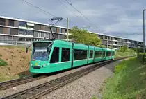Be 6/8 Combino 322 auf der umgeleiteten Linie 6 fährt zur Haltestelle Freidorf. Die Aufnahme stammt vom 04.08.2015.