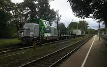 650 305-2 von VOSSLOH kommt mit einen Kurzen Güterzug aus Köln nach Wegberg und kommt aus Richtung Aachen-West,Laurensberg,Richterich und fährt durch Kohlscheid in Richtung Herzogenrath,,Hofstadt,Finkenrath,Rimburg,Übach-Palenberg,Zweibrüggen,Frelenberg,Geilenkirchen,Süggerrath,Lindern,Brachelen,Hückelhoven-Baal,Baal,Erkelenz,Herrath,Beckrath,Wickrath.
Bei Sonne und Regenwolken am Nachmittag vom 17.9.2015.