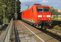 145 049-3 DB kommt durch Kohlscheid mit einem langen Audi-VW-Zug aus Osnabrück nach Kortenberg-Goederen(B) und fährt die Kohlscheider-Rampe hoch nach Aachen-West und fährt in Richtung Richterich,Laurensberg,Aachen-West. 
Bei Sonne und Wolken am Abend vom 18.9.2015.