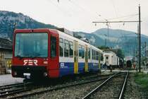 OeBB/SBB: Anlässlich eines Bahnfestes in Balsthal im August 1995 wurde der neue Bem 550 002 (1994), der damals von der SBB noch auf der Strecke Genève-La Plaine eingesetzt wurde, den Festbesuchern aus der Region Thal vorgestellt. Die kleine Bahn vom Kanton Solothurn mit der kürzesten Streckenlänge der Schweiz mit nur 4 Km wird oft von interessanten Fahrzeugen aus Nah und Fern besucht. Infolge unterschiedlicher Fahrleitungsspannung kam dieser Triebzug auf der Oensingen-Bahlsthal-Bahn nicht zum Einsatz.
Foto: Walter Ruetsch