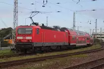 143 065-1 mit RE 18590 von Berlin Hbf(tief)nach Warnem�nde bei der Einfahrt im Bahnhof Warnem�nde.19.09.2015 