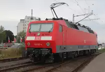 120 133-4 beim Rangieren im Bahnhof Warnem�nde sp�ter ging es nach Leipzig zur�ck.19.09.2015 im Hintergrund ist die Rostocker Wohnfirma Wiro in das ehemalige Diestgeb�ude von Scandlines eingezogen.