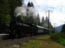 93.1332 mit SR 14838 (Spittal-Millstättersee - Lienz) am 19.9.2015 beim Halt in Irschen. Schublok war 1245 005-2