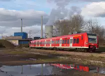 Noch dampfen sie, die vier Kohlekraftwerke im Saarland. Das Kraftwerk Ensdorf im Hintergrund produziert nur noch Strom für die Saarstahl AG. Verfeuert wird nach der Schließung der letzten Grube an der Saar nur noch Importkohle. Am herbstlichen 20.11.2013 ist 425 131 als RB Trier - Homburg unterwegs. Gleich erfolgt der Planhalt in Bous. Bahnstrecke 3230 Saarbrücken - Karthaus.