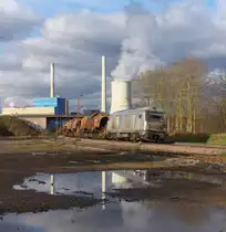 Noch dampfen sie, die vier Kohlekraftwerke im Saarland. Das Kraftwerk Ensdorf im Hintergrund produziert nur noch Strom für die Saarstahl AG. Verfeuert wird nach der Schließung der letzten Grube an der Saar nur noch Importkohle. Am herbstlichen 20.11.2013 ist eher als Ausnahme Akiem 75 102 mit dem Suppenpendel von Dillingen nach Völklingen unterwegs. Akiem hat in Völklingen immer Reserveloks bereit stehen, um die Anlieferung der  Suppe  nicht zu gefährden. Bahnstrecke 3230 Saarbrücken - Karthaus bei Bous. 