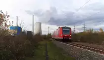 426 022 ist als RB Trier - Homburg unterwegs. Im Hintergrund dampfelt das Kraftwerk in Ensdorf, das von Saarstahl zur Stromerzeugung angemietet wurde. Bahnstrecke 3230 Saarbrücken - Karthaus am 20.11.2013