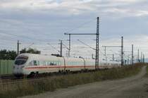 Der ICE 1642 von Leipzig Hbf nach Frankfurt (M) Flughafen Fernbf, am 19.09.2015 bei Erfurt Azmannsdorf.