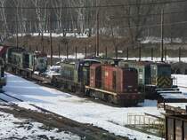 Die rote BB62501 der SNCF (ex 2501 der NS).

Die ehemals niederl�ndische Lok war von der SNCF f�r Baudienste gekauft worden. Diese Lok behielt ihren Lack und wurde nur minimalst angepasst:
Loknummer durch anmalen einer  6  ge�ndert in 62501 und ein SNCF-Schriftzug am F�hrerhaus -fertig! Auch das NS-Signet am Motorvorbau ist geblieben!
Die Lok ist abgestellt bei der VFLI (Voies Ferr�es Locales et Industrielles), in der die ehemaligen Lothringer Kohlenbahnen aufgegangen sind. Sie wird umrahmt von VFLI-Werksloks des gleichen Typs, die von Alsthom als Werksloks gebaut wurden und von den langen VLFI-Loks, welche den von Brissoneau&Lotz gebauten SNCF-BB63000 entsprechen.
25.02.2005
Petite Rosselle VFLI
