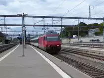 SBB - 460 082-1 mit IC bei der durchfahrt im Bahnhof von Morges am 05.09.2015