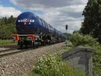 Nachschuss auf den von Aichstetten kommenden und DE 61 der HGK gezogenen Kesselwagenzug, der bis auf die zwei hinter der Lok eingereihten Wagen, nur mit neu aussehenden Wagen zusammengestellt ist. Auf der Fahrt nach Ulm wurde der Zug am 30.07.2015 bei Ulm-Donautal fotografiert.