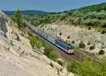 431 143 mit einem Güterzug am 27.07.2013 bei Szár.