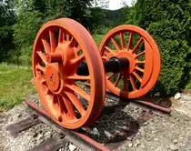 Deutsches Dampflokmuseum Bahnbetriebswerk Tuttlingen, die Treibachse einer Dampflok begr��t am Eingang die Museumsbesucher, Juli 2015