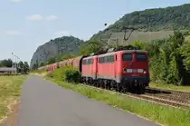 140 837-6 und Schwesterlok ziehen am 05/06/2015 einen schweren Güterzug durch Leutesdorf in Richtung Koblenz.