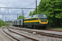 Am 28/05/2015 überführte die Altbaulok 6041 zwei historische Wagen nach Raeren, hier bei der Einfahrt im Bahnhof Eupen.