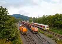 
Gleich drei mit einem Schuß....
Herdorf am 23.09.2015, Blick von der Brücke Wolfsweg:  
Auf den Rangierbahnhof der KSW Kreisbahn Siegen-Wittgenstein, Betriebsstätte Freien Grunder Eisenbahn, steht links die Lok 44 der KSW  ( 92 80 1 271 004-4 D-KSW), eine MaK G 1000 BB. Rechts daneben steht die Lok 42 der KSW (92 80 1277 902-3 D-KSW), eine MaK G 1700 BB, mit ihrem Übergabegüterzug zur Abfahrt nach Kreuztal, via Betzdorf/Sieg, bereit. Ganz rechts kommt über die Hellertalbahn (KBS 462) der Dieseltriebzug VT/VS 51 (95 80 0628 051-4 D-WEBA / 95 80 0928 051-1 D-WEBA) der Westerwaldbahn (WEBA),  als RB 96  Hellertalbahn  (Verbindung Neunkirchen-Herdorf-Betzdorf/Sieg) und erreicht bald den Bahnhof Herdorf.
