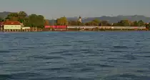 Zwei 218er haben in Lindau den von Z�rich kommenden EC 197 �bernommen und ziehen diesen am 24.06.2015 kurz nach der Abfahrt in Lindau Hbf �ber den Bodenseedamm nach M�nchen.
