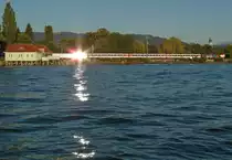 Genau in dem Augenblick, als auf den Ausl�ser gedr�ckt wurde, wurden Sonnenstrahlen von den Fenstern eines Wagens so reflektiert, dass diese den Fotografen blendeten und eine nicht gewollte partizielle �berbelichtung verursachten. EC 197, Z�rich - M�nchen, am 24.06.2015 kurz vor der Einfahrt in den Lindauer Hauptbahnhof.