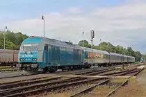 Der Alex ALX 535  Albert Einstein , bei der ČD als Ex 535 bezeichnet, fährt am 15.09.2015 in Domažlice aus, um von hier über Plzeň nach Prag zu gelangen. Die Lok 223 069 wird bis Plzeň-Jižní Předměstí am Zug verbleiben, dort wird dann in der Regel auf eine 363 umgespannt, die letzten Kilometer bis Prag haben ja 3 kV Gleichstrom. Auf der Rückfahrt wird übrigens schon in Plzeň hl.n. die Lok gewechselt. Die Verspätung betrug an diesem Tag 25 Minuten, bedingt durch eine Umleitung auf der deutschen Seite. 