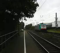 Ein Nachschuss von der Cobra 2816 kommt aus Richtung Aachen-West,Laurensberg,Richterich und fährt durch Kohlscheid und fährt als Lokzug aus Aachen-West nach Neuss und fährt in Richtung Herzogenrath,Neuss.
Bei Regenwetter am Abend vom 23.9.2015.