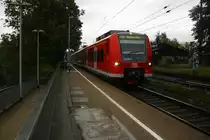 Die Rhein Niers Bahn (RB33) kommt die Kohlscheider-Rampe hoch aus Duisburg-Hbf,Heinsberg(Rheinland) nach Aachen-Hbf und fährt durch Kohlscheid in Richtung Richterich,Laurensberg,Aachen-West. 
Bei Regenwetter am 23.9.2015.
