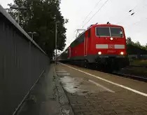 111 014-7 DB kommt die Kohlscheider-Rampe hoch aus Richtung Neuss,Herzogenrath mit einem RE4 Verstärkerzug von Düsseldorf-Hbf nach Aachen-Hbf und hält in Kohlscheid und fährt in Richtung Richterich,Laurensberg,Aachen-West.
Bei Regenwetter am Abend vom 23.9.2015.
