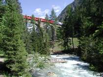 RhB,Albulalinie Ein Fotomotiv schner als das andere,ausser den 9 Viadukten gibt es noch 2 Tunnels,5 Kehrtunnels u.2 Galerien bevor der Zug in den 6km langen Albulatunnel eintaucht.(11.07.03)