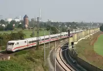 401 xxx als ICE 772 (Stuttgart Hbf–Hamburg-Altona) am 05.09.2014 in Uelzen; rechts der im November 2013 er�ffnete  Veer�er Bogen , der aus Richtung Stendal kommenden Z�gen die kreuzungsfreie Einf�delung in die Strecke Richtung Hamburg erm�glicht.