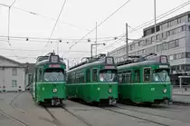 Bereits drei Doppeltraktionen sind auf dem Hof des Depots Dreispitz abgestellt und warten auf den Verlad nach Belgrad. Es sind dies: 651/642, 653/645 und 637/647. Die Aufnahme stammt vom 20.09.2015.