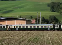 VPM: Der frisch revidierte und neu lackierte Zwischenwagen EW I A-515, 1958 (ehemals SBB) mit dem Logo des Vereins Pendelzug-Mirage (VPM) in Ufhusen abgestellt am 20. September 2015.
Foto: Walter Ruetsch