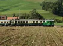 Makies AG/VPM: Der grüne Tem 55  SCHMUCKTRUCKLI  der Makies AG und der VPM BDe 4/4 82 (ehemals SOB) in Ufhusen im letzten Abendlicht am 20. September 2015.
Foto: Walter Ruetsch