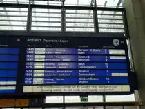 Ein sehr schmutzige Anzeigetaffel am 05.09.15 in Mannheim Hbf hier haben die Tauben volle Arbeit geleistet
