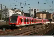 Triebwagen 430 150, unterwegs als S8 nach Wiesbaden Hauptbahnhof, verlässt am 21. September 2015 den Mainzer Hauptbahnhof.